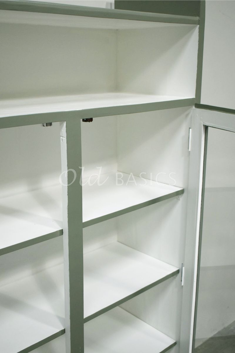 Detail van Vitrinekast, groen, materiaal hout